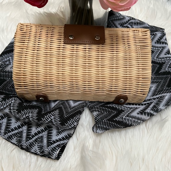 NWOT Beautiful Straw clutch bag/with chain to wear over the shoulder - Picture 3 of 6